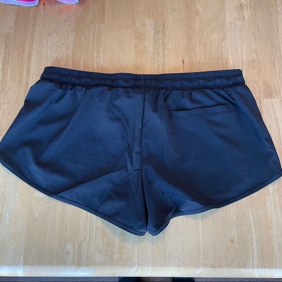 Women’s Fabletics Carrie shorts size M - Picture 4 of 5